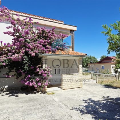 VIR – PRILIKA: Legalizirana kuća s idejnim projektom za luksuznu vilu (3 stana + bazen)